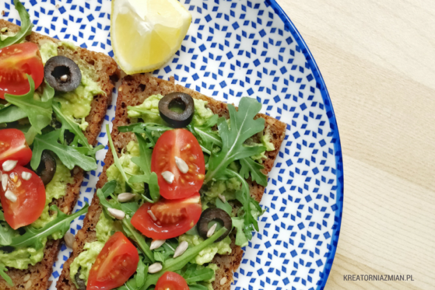 kanapki z pastą z awokado