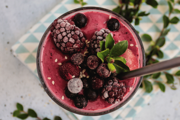 smoothie owoce lesne z pylkiem kwiatowym smoothie owoce lesne z pylkiem kwiatowym