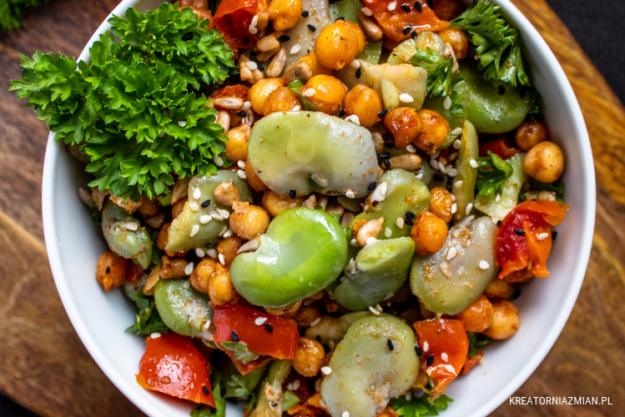 salatka z bobem i ciecierzyca (1)