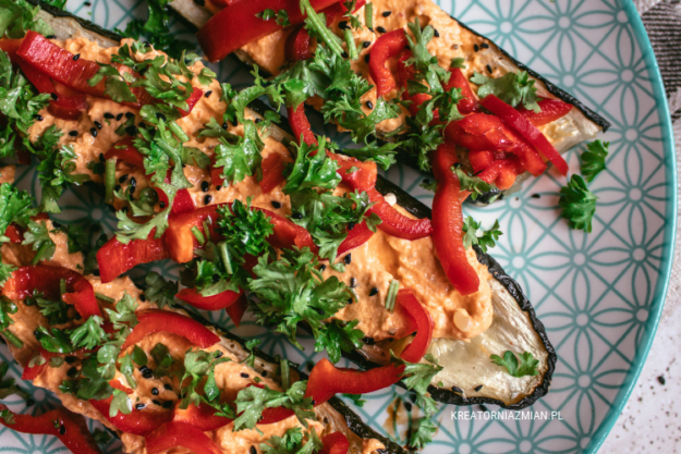 cukinia pieczona z hummusem